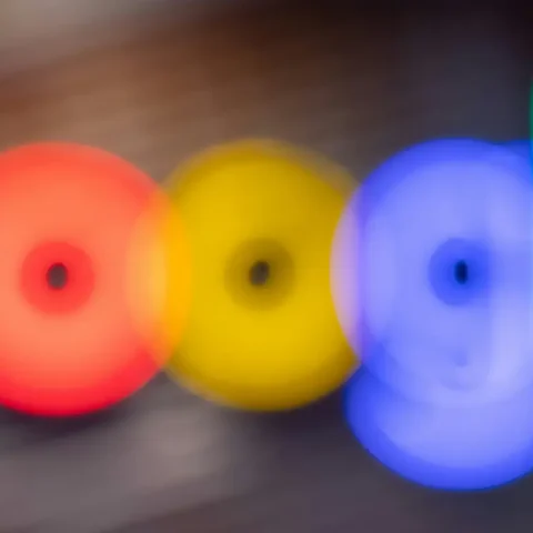 Logo de Google desenfocado con luces de colores, representando datos y paneles de análisis